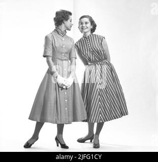 Due ragazze adolescenti che indossano abiti di moda della durata di 1953 anni dalla designer svedese Margareta Westberg e dalla sua società Tonnie-modeler. La prima azienda di abbigliamento pronta che ha prodotto la moda per adolescenti. Foto Stock