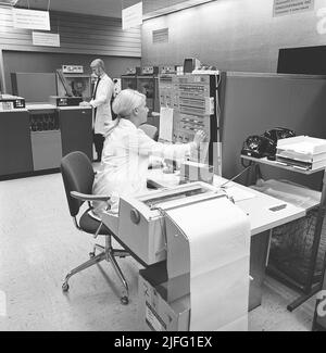 Nel 1960s. All'interno di una stanza con computer e persone sul lavoro di maneggiarli e registrare e leggere le informazioni. Foto scattata 1969 Kristoffersson Ref EB11-12 Foto Stock