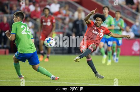 Toronto, Canada. 2nd luglio 2022. Ralph Piso-Mbongue (R) del Toronto FC spara durante la partita di calcio della Major League 2022 (MLS) tra il Toronto FC e il Seattle Sounders FC al BMO Field di Toronto, Canada, il 2 luglio 2022. Credit: Zou Zheng/Xinhua/Alamy Live News Foto Stock