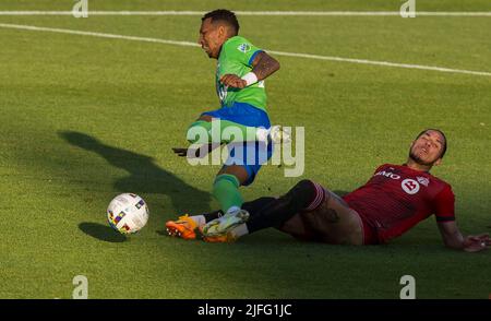 Toronto, Canada. 2nd luglio 2022. Carlos Salcedo (R) del Toronto FC vies con Leo Chu del Seattle Sounders FC durante la partita di calcio della Major League 2022 (MLS) tra il Toronto FC e il Seattle Sounders FC al BMO Field di Toronto, Canada, il 2 luglio 2022. Credit: Zou Zheng/Xinhua/Alamy Live News Foto Stock