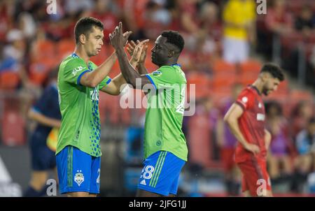 Toronto, Canada. 2nd luglio 2022. Jackson Ragen (L) e Yeimar Gomez Andrad del Seattle Sounders FC festeggiano dopo aver vinto la partita di calcio della Major League 2022 (MLS) tra il Toronto FC e il Seattle Sounders FC al BMO Field di Toronto, Canada, il 2 luglio 2022. Credit: Zou Zheng/Xinhua/Alamy Live News Foto Stock