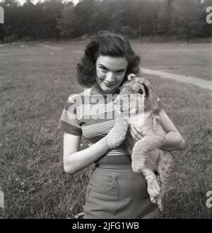 Doreen Denning. Attrice svedese, 1928-2007. Raffigurato con un cucciolo di leone. Svezia 1952. Kristoffersson Ref BG15-8 Foto Stock