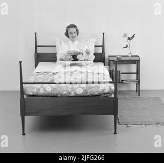 Donna del 1950s. Una giovane donna a letto con colazione servita per lei su un vassoio Svezia 1955 Foto Stock