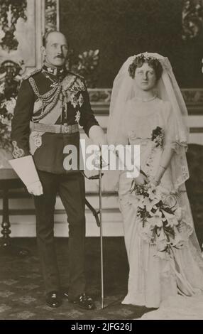 Principe Artù di Connaught, 1883-1938. Ufficiale militare britannico e nipote della regina Vittoria. Foto con la moglie Principessa Alexandra al loro matrimonio 15 ottobre 1913. Era sua cugina, Duchessa di Fife del 2nd. 1891-1959. Foto Stock