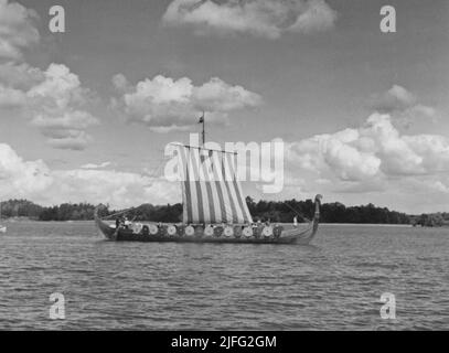 Ormen Friske. Una copia svedese della nave vichinga norvegese, la nave Gokstad, costruita nella primavera del 1949 in un piccolo cantiere al di fuori di Trosa. È stato lanciato il 12 giugno 1949. La nave affondò in una tempesta sul Golfo tedesco nel Mare del Nord il 21 giugno 1950. Le 15 persone a bordo, tutti svedesi, sono morte. Il maestro a bordo durante l'ultimo viaggio è stato Sten Schröder, iniziatore del progetto e leader dell'Associazione sportiva per la Salute. Foto Stock