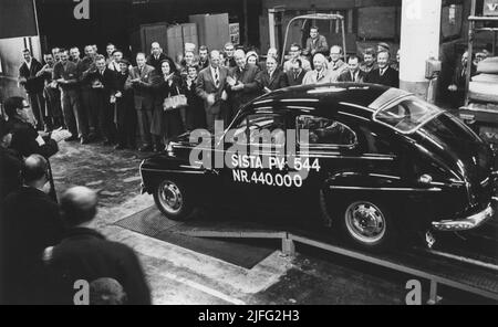 Volvo dal 1960s. I lavoratori e il personale della fabbrica di automobili Volvo a Lundby si sono riuniti alla fine della linea di assemblaggio il 20 1965 ottobre per assistere all'ultimo rolloff del modello Volvo PV544 terminato. In totale sono state fabbricate circa 250 000 vetture del modello, in produzione dall'agosto 25 1958. L'auto è stata condotta direttamente al museo Volvo. Foto Stock