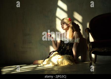 Perfetta giovane donna in abito retrò scuro e chiaro Foto Stock