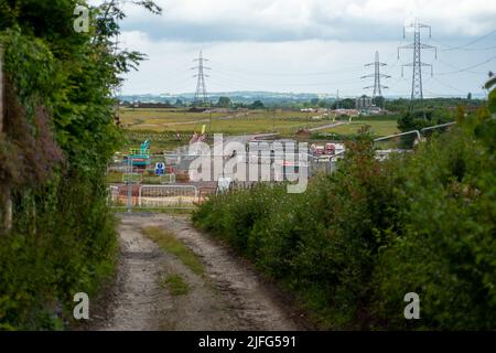 Wendover, Buckinghamshire, Regno Unito. 1st luglio 2022. Un altro sentiero chiuso da HS2. La gente del posto è molto angosciata per l'impatto che il HS2 sta avendo su Wendover e la zona circostante grandi aree di campagna sono state sequestrate entro il HS2, come hanno tagliato gli alberi e distruggere habitat di fauna selvatica. Credit: Maureen McLean/Alamy Foto Stock