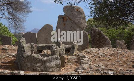 Tomba dei Giganti 'li Lolghi' nell'isola di Sardegna, Italia Foto Stock