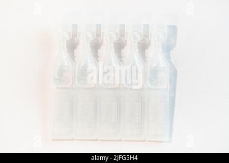 Foto dei contenitori per collirio su sfondo bianco Foto Stock