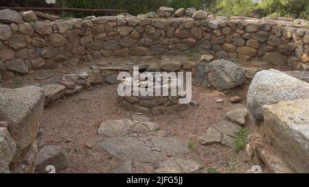 Sito nuragico di 'la prisgiona' nell'isola di Sardegna, Italia Foto Stock