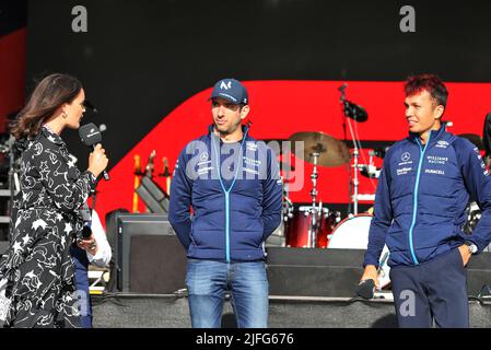 (Da L a R): Laura Winter (GBR) F1 presentatore con Nicholas Latifi (CDN) Williams Racing e Alexander Albon (THA) Williams Racing sul palco di Fanzone. 02.07.2022. Formula 1 World Championship, Rd 10, Gran Premio di Gran Bretagna, Silverstone, Inghilterra, Giorno di qualificazione. Il credito fotografico dovrebbe essere: XPB/Press Association Images. Foto Stock