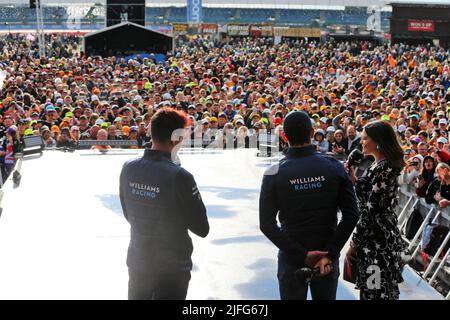 (Da L a R): Alexander Albon (THA) Williams Racing con Nicholas Latifi (CDN) Williams Racing e Laura Winter (GBR) F1 Presenter sul palco di Fanzone. 02.07.2022. Formula 1 World Championship, Rd 10, Gran Premio di Gran Bretagna, Silverstone, Inghilterra, Giorno di qualificazione. Il credito fotografico dovrebbe essere: XPB/Press Association Images. Foto Stock