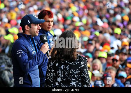 (Da L a R): Alexander Albon (THA) Williams Racing con Nicholas Latifi (CDN) Williams Racing e Laura Winter (GBR) F1 Presenter sul palco di Fanzone. 02.07.2022. Formula 1 World Championship, Rd 10, Gran Premio di Gran Bretagna, Silverstone, Inghilterra, Giorno di qualificazione. Il credito fotografico dovrebbe essere: XPB/Press Association Images. Foto Stock