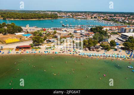 Vista aerea della spiaggia di Medulin città in Istra, Croazia Foto Stock