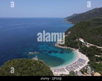 Vista aerea Sarakiniko Beach, Laguna Blu acque cristalline, Caraibi greci di Parga Città famosa attrazione turistica destinazione in Epiro, Grecia. Foto Stock