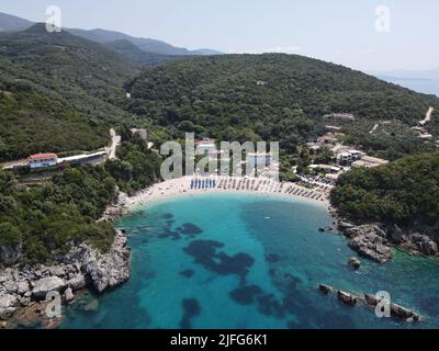 Vista aerea Sarakiniko Beach, Laguna Blu acque cristalline, Caraibi greci di Parga Città famosa attrazione turistica destinazione in Epiro, Grecia. Foto Stock