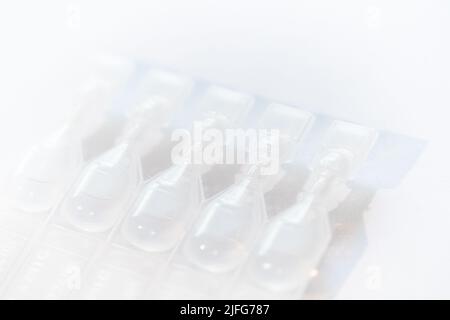 Foto dei contenitori per collirio su sfondo bianco Foto Stock