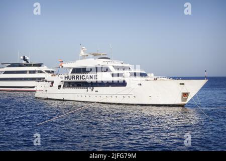 Liveaboard Scuba Diving Boat Hurricane ormeggiato a Daedalus Reef, Mar Rosso, Egitto Foto Stock