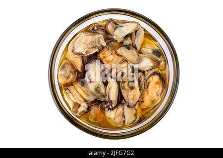 Cozze marinate isolate in un vaso su sfondo bianco. Profondità di campo completa. Il file contiene il percorso di ritaglio. Foto Stock