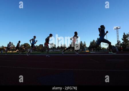 Una panoramica generale delle silhouette dei corridori nei 800 m maschili durante la pista e il Field Meet Under Armour Sunset Tour, sabato 2 luglio 2022, a Los Angeles. Foto Stock