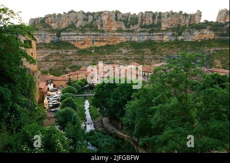 Bellissimo paesaggio a piccola città di Orbaneja del Castillo, Burgos, Spagna, Europa Foto Stock