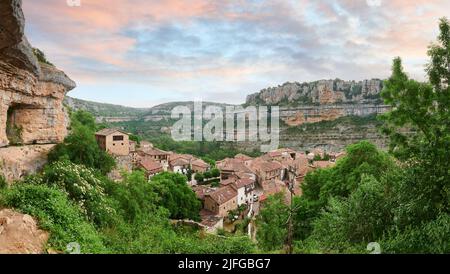 Bellissimo paesaggio a piccola città di Orbaneja del Castillo, Burgos, Spagna, Europa Foto Stock