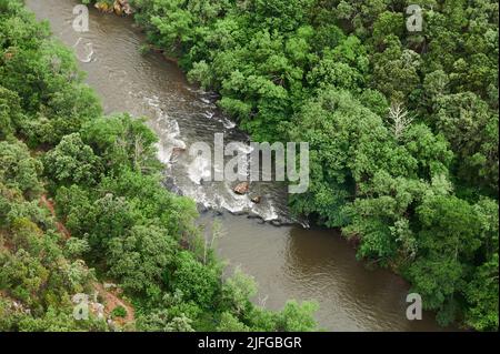 Fiume Ebro visto dal punto di vista vicino Pesquera de Ebro, Burgos, Spagna, Europa Foto Stock