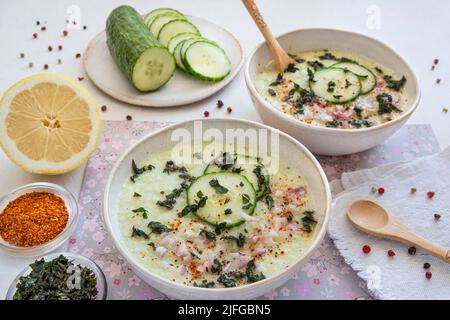 Zuppa di cetrioli freddi con spezie Foto Stock