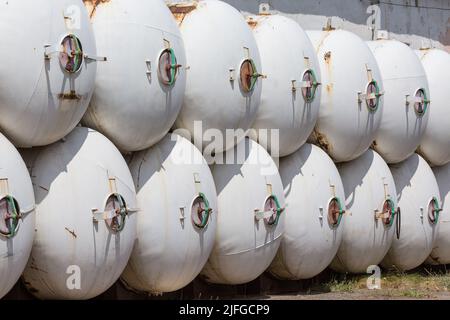 Grandi cisterne bianche abbandonate per la produzione di vino industriale Foto Stock