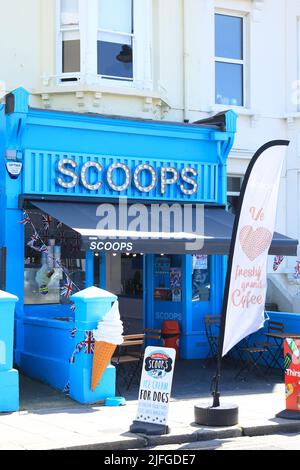 Scoops, vendita di gelato vegetariano artigianale e di produzione locale, con molti sapori artigianali, sulla spiaggia di Herne Bay, nel nord del Kent, Regno Unito Foto Stock