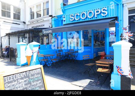 Scoops, vendita di gelato vegetariano artigianale e di produzione locale, con molti sapori artigianali, sulla spiaggia di Herne Bay, nel nord del Kent, Regno Unito Foto Stock