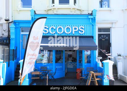 Scoops, vendita di gelato vegetariano artigianale e di produzione locale, con molti sapori artigianali, sulla spiaggia di Herne Bay, nel nord del Kent, Regno Unito Foto Stock