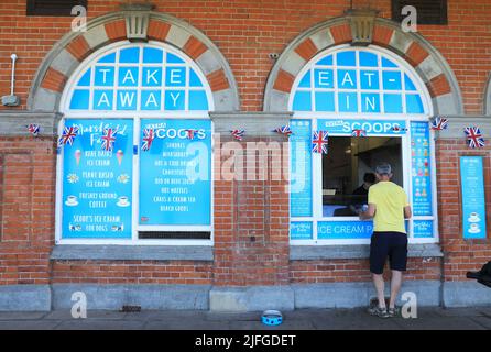 Il cafe' presso Kings Hall, un albergo edoardiano sul lungomare di Herne Bay, nel nord di Kent, Regno Unito Foto Stock