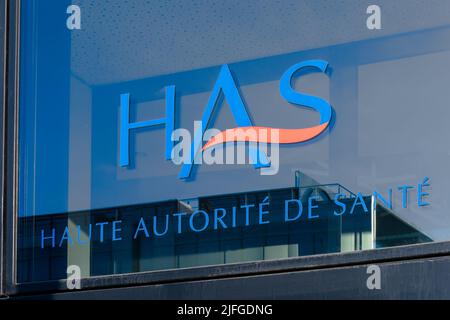 Logo sull'edificio che ospita la sede della Haute Autorité de Santé (HAS), l'autorità pubblica indipendente francese nel campo della salute Foto Stock