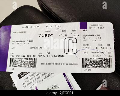 5 aprile 2019: Passaporto tailandese con Taxa Airways Business Class Royal Silk Boarding Pass viaggiando per Brussel all'Aeroporto di Bangkok Foto Stock