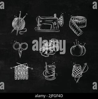 Set di icone da forno con macchina da cucire illustrata, matassa di fili, forbici, aghi da maglieria, ago, filo, cerchio da ricamo in stile disegno a mano o Illustrazione Vettoriale