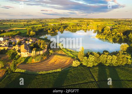 Veduta aerea di uno dei migliori paesi d'Italia con lago a forma di cuore, Castellaro Lagusello, Mantova, Italia Foto Stock