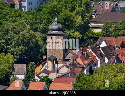 Vista della torre Basler Tor di Durlach con belle vecchie case dall'alto. Karlsruhe, Baden-Wuerttemberg, Germania, Europa Foto Stock