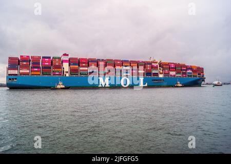 LA nave MOL Container si dirige verso il porto di Southampton, Inghilterra, Regno Unito. Foto Stock
