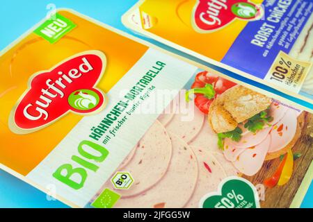 Amburgo, Germania - Giugno 30 2022: Vari tedesco biologico Bio freddo carne Gutfried Foto Stock