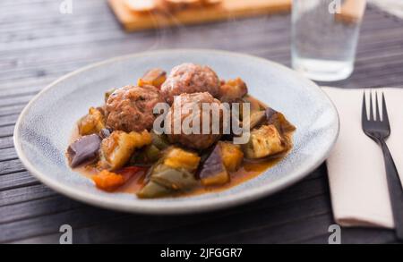 polpette al vapore con verdure in umido con torba sul piatto Foto Stock