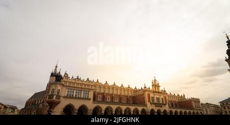 09-03-2022. cracovia-polonia. La piazza del mercato sulla strada principale nella Città Vecchia di Cracovia Foto Stock