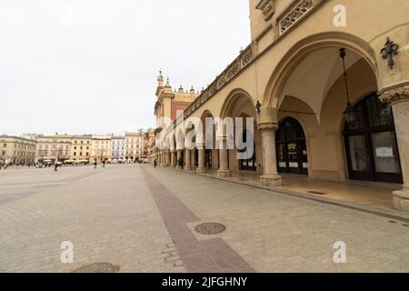 09-03-2022. cracovia-polonia. La piazza principale nella Città Vecchia di Cracovia, cielo nuvoloso Foto Stock