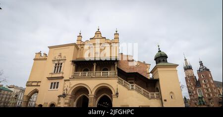 09-03-2022. cracovia-polonia. La piazza principale nella Città Vecchia di Cracovia, cielo nuvoloso Foto Stock