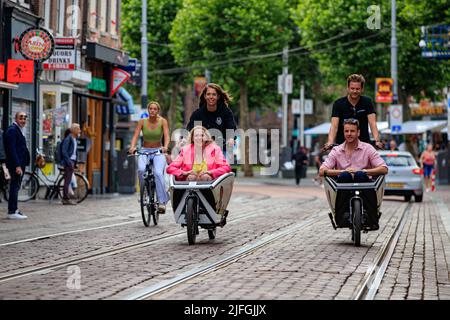 Amsterdam, Paesi Bassi. 2022-07-03 10:17:37 AMSTERDAM - Henry van Loon e Jelka van Houten prima della premiere olandese del film d'animazione Knor, il primo film d'animazione olandese di stop-motion mai fatto, su una ragazza e il suo maialino. ANP LEVIN DEN BOER netherlands out - belgium out Credit: ANP/Alamy Live News Foto Stock