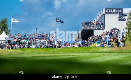 Il gruppo leader si dirige verso il fairway dalla 1st tee durante il loro ultimo round al LIV Golf Invitational London al Centurion Club Foto Stock