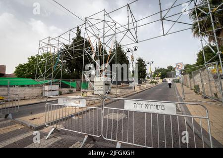 15-05-2022. meron-israele. Controlli della polizia all'ingresso della strada che conduce alla tomba del Rabbi Shimon Bar Yochai, organizzando per l'aliyah di Foto Stock