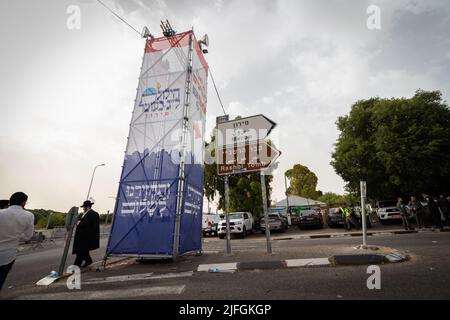 15-05-2022. meron-israele. L'ingresso alla città di Meron è decorato per il giorno della celebrazione del Rabbi Shimon Bar Yochai nella tomba della città Foto Stock