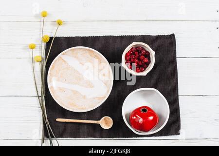 Set di stoviglie con melograno rosso. Disposizione piatta Foto Stock